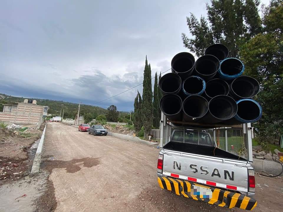 Se entregan tubos de drenaje en Techachalco